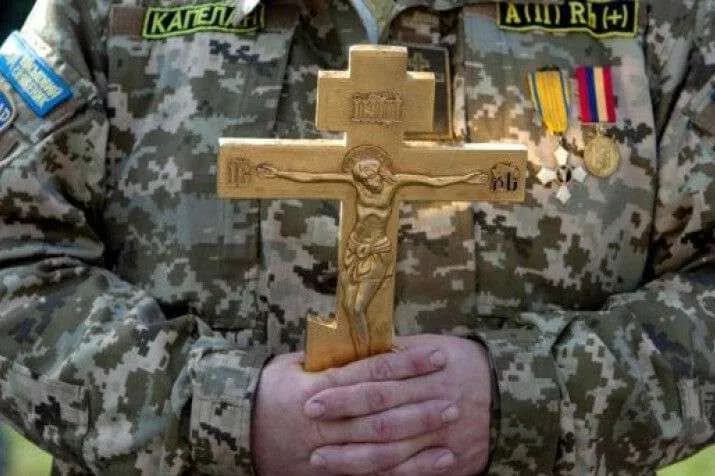 Уряд збільшив термін укладання контракту для військових капеланів
