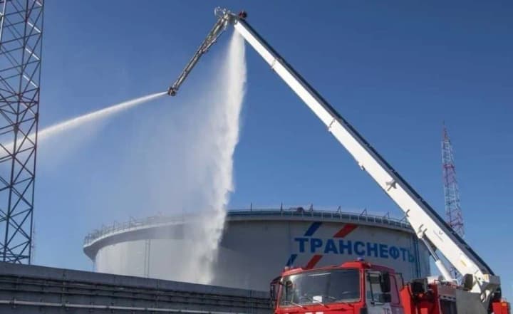 Понад 100 БПЛА атакували стратегічні об'єкти у рф, зокрема станцію "Транснефть-Балтика"