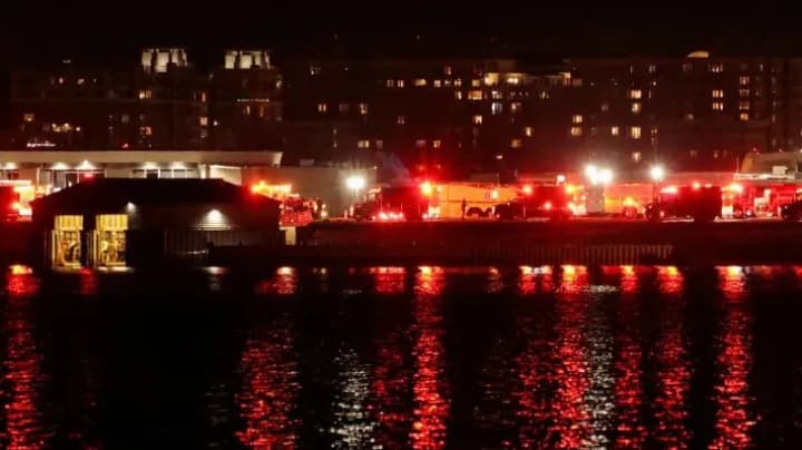 Авіакатастрофа у Вашингтоні: пасажирський літак і військовий вертоліт після зіткнення впали у річку