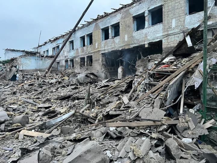 Нові атаки на Донеччину: окупанти застосували FPV-дрони та 500-кг авіабомбу, є поранені