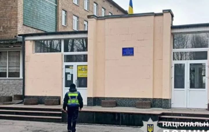 Суперечка зі штовханиною між учнем та вчителькою в школі: правоохоронці перевіряють інформацію