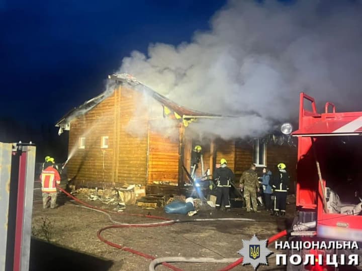 Київщину вночі ворог атакував дронами: пошкоджено будинки та склад