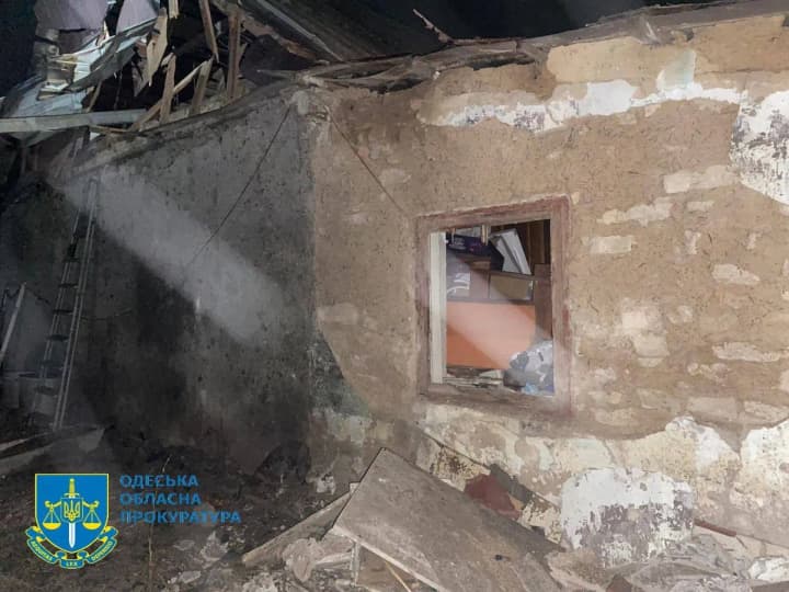 Одещина вночі зазнала атаки рф "шахедами": постраждали літня жінка та дитина, показали наслідки