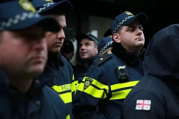 У Грузії поліція продовжує обшуки у громадських активістів