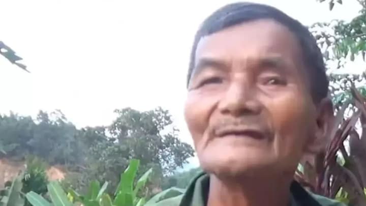 A Vietnamese farmer hasn't slept in 60 years and still carries 50-kilogram bags