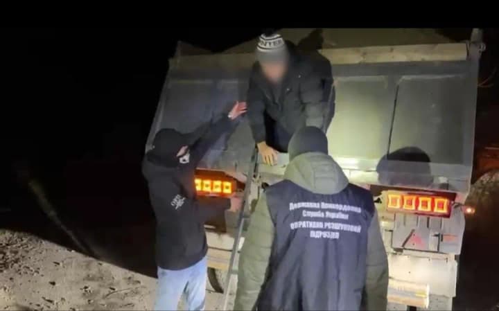 13 men attempted to cross the border into Hungary, hiding under the sand