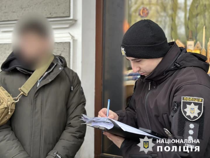 За гроші обіцяв "знімати" людей з розшуку: в Одесі затримали військового ТЦК