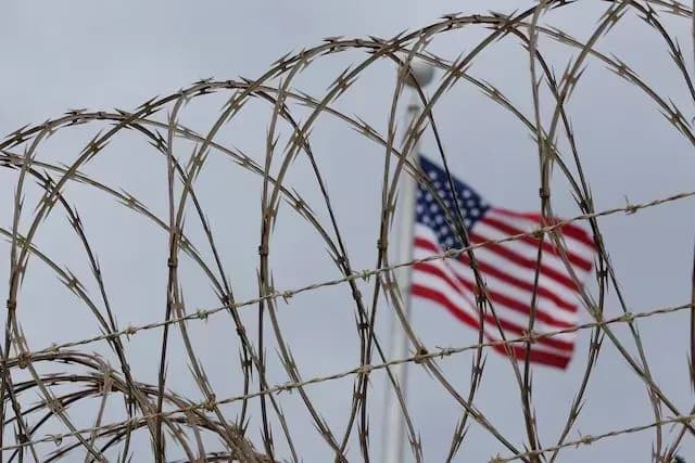 США начинают отправку мигрантов в Гуантанамо - WSJ