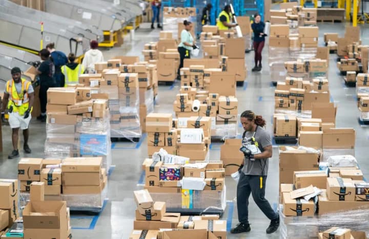 Нові тарифи Трампа: американці платять до $50 за посилки з Китаю