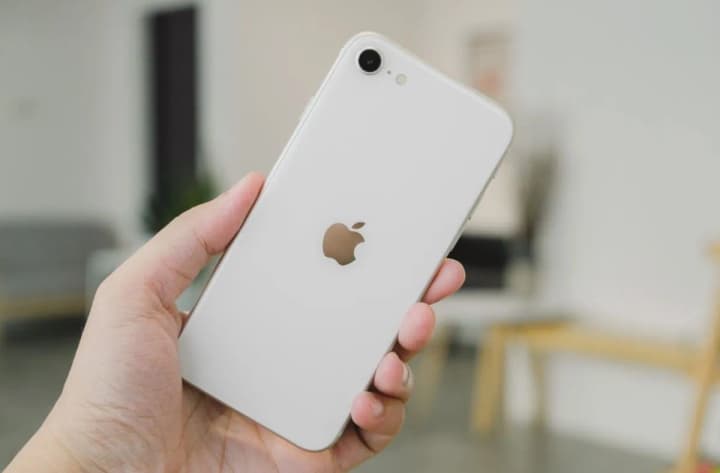 Apple может презентовать новый iPhone SE уже на следующей неделе - Bloomberg