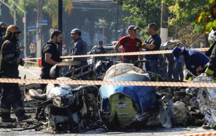 В Бразилии самолет врезался в общественный транспорт: есть погибшие