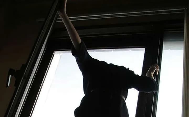 В Черноморске женщина выпала из окна многоэтажки и погибла