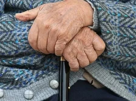 Стареньку матір загиблого військового жорстоко побили в Одесі: подробиці