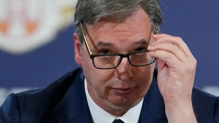 Serbian President's motorcade has a wheel fall off while driving: video of the incident