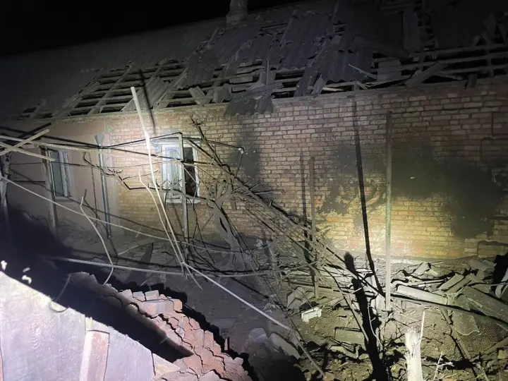 росіяни вночі били з артилерії по Нікопольщині: пошкоджено будинки та газогін 