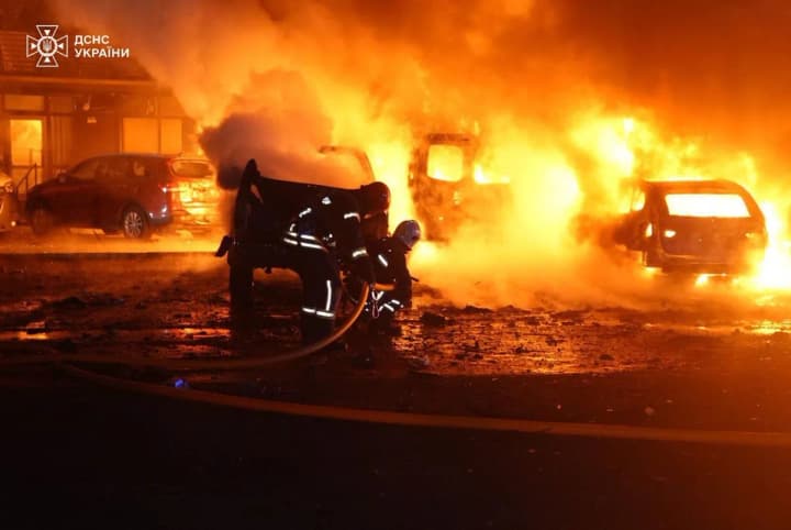 В Сумах БпЛА оккупантов повредил 15 авто и 3 дома на автостоянке