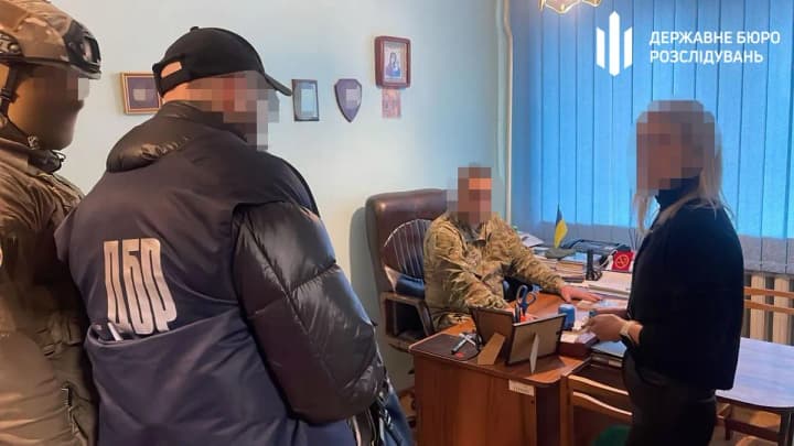 На Закарпатті затримали інструктора ТЦК: допомагав повторно тікати військовим, яких повернули із СЗЧ