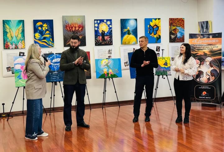 Жены и дети павших защитников представили картины, созданные в память о родных