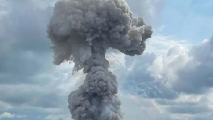 Удар балістики по Києву: є влучання уламків та пожежі, попередньо один загиблий