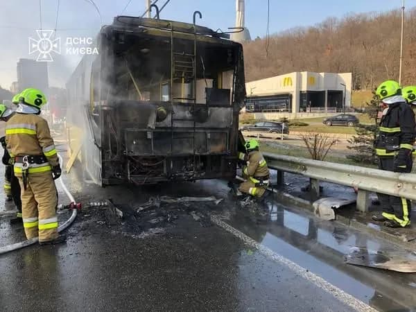 У Києві на ходу загорівся тролейбус: що відомо