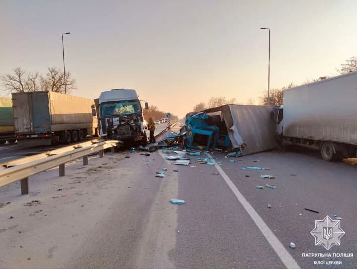 На трасі Київ-Одеса масштабна аварія, три смуги руху перекрито