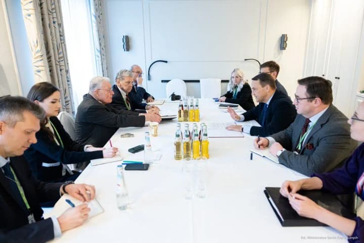 Polish Foreign Minister meets with Trump's special envoy. They talked about Ukraine