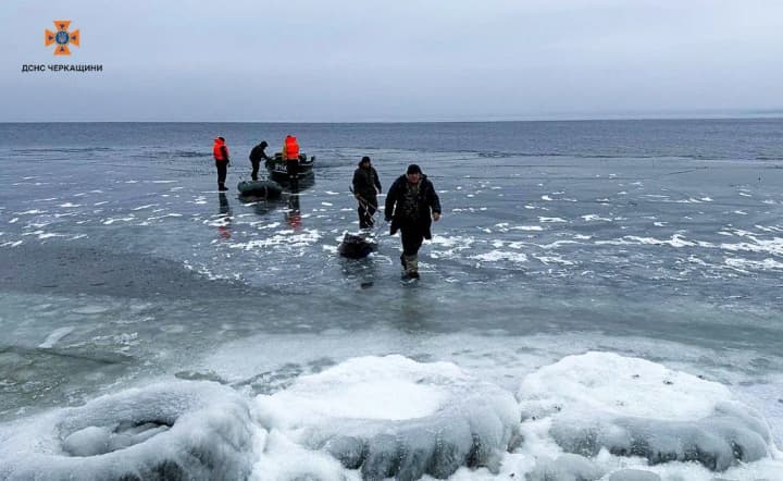 Rescuers rescue five fishermen from drifting ice on the Dnipro