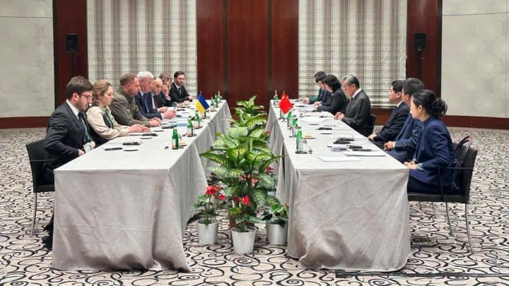 Sibiga meets with Chinese Foreign Minister and calls for discussion of the Peace Formula