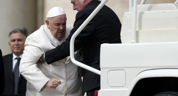 Понтифік залишається "під контролем лікарні", його стан здоров'я лікарі оцінюють як складний