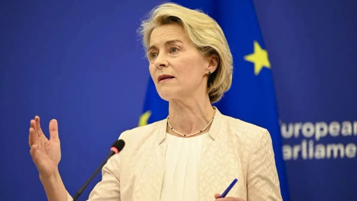 Ursula von der Leyen arrives in Paris for the meeting of European leaders on security and defense of Ukraine