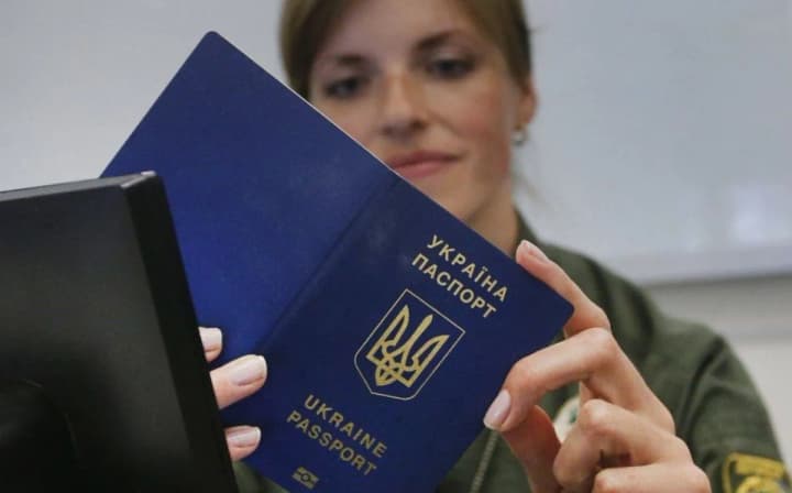 Украинские мужчины за рубежом начали получать паспорта: первые результаты