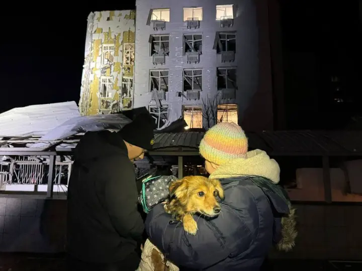 Ворожа атака залишила без світла й опалення сотні будинків в Одесі, є постраждалий