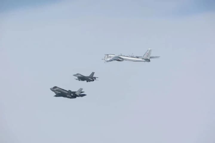 російські військові літаки помічені біля зони ППО Аляски