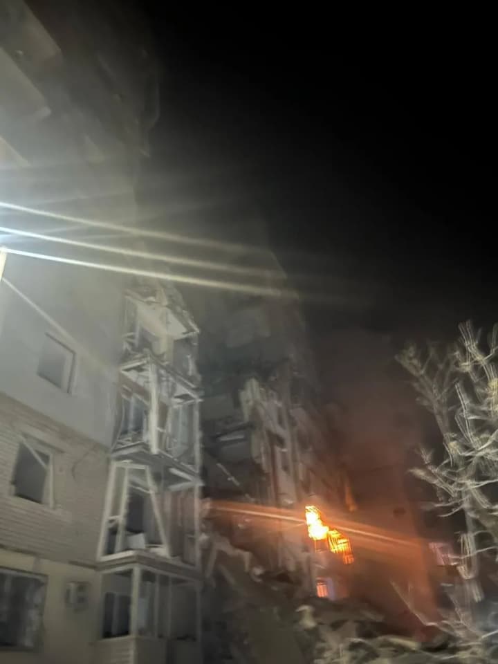 Air strike on a high-rise building in Kherson: children among the victims