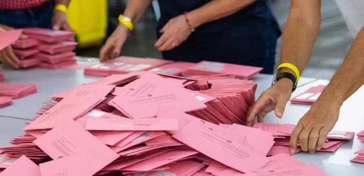 російська троль-група поширює фейки про вибори у Німеччині - Der Spiegel