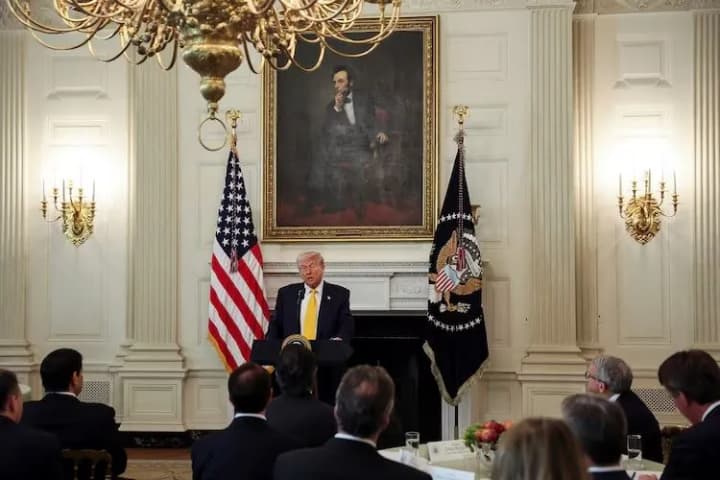 Трамп заявив про "хороші переговори" з путіним, а не з Україною