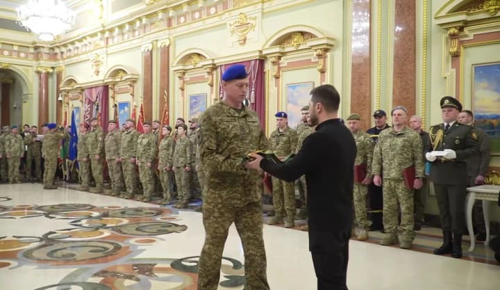 Президент Владимир Зеленский вручил украинским воинам государственные награды
