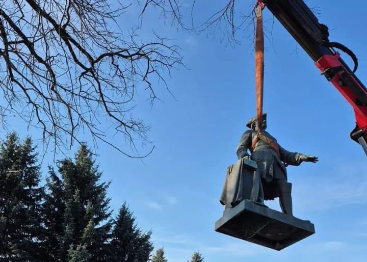 В Полтаве демонтировали памятник Петру I