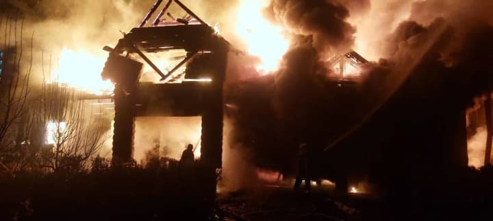 На Київщині ворожий дрон влучив у житловий будинок, виникла пожежа