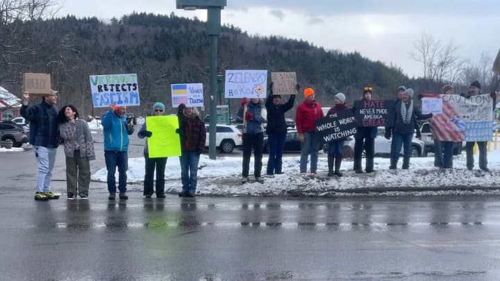Protest in Vermont: Vice President Vance is met with a rally in support of Ukraine after a dispute with Zelenskiy
