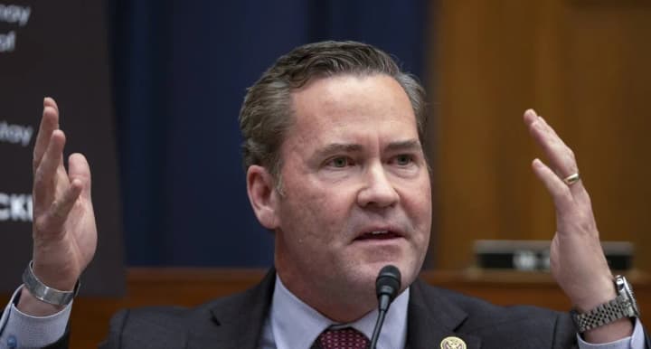 Trump adviser reveals details of tense meeting with Zelenskiy at White House