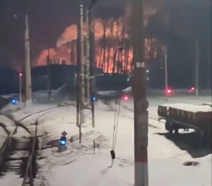 Два вибухи, пожежа: в Уфі горить один з найбільших нафтопереробних заводів росії