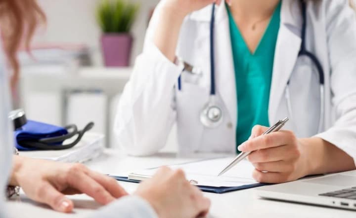 The Ministry of Health clarifies when a notarized copy of a medical extract is required