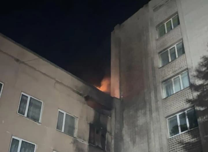 российский дрон атаковал детскую поликлинику в Сумах: город частично без света