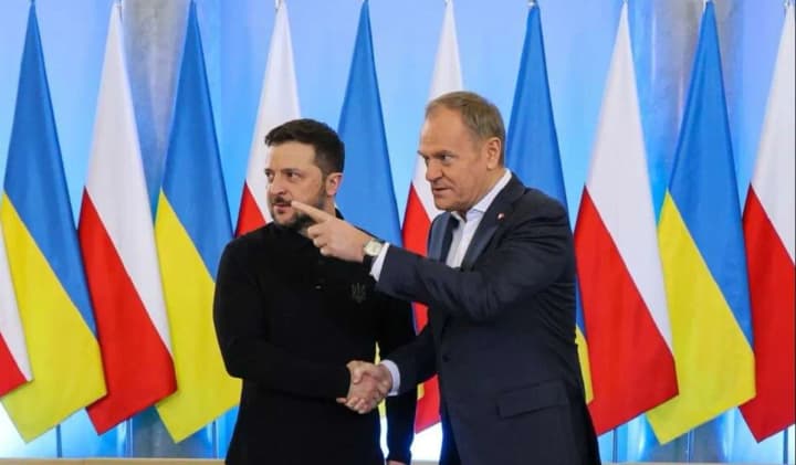 Туск прокомментировал решение Трампа приостановить помощь Украине