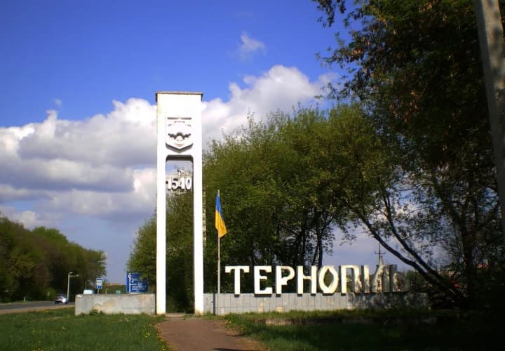 У Тернополі лунають вибухи та видно пожежу 