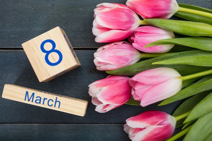 Більшість українок все ще чекають привітань на 8 березня: результати опитування