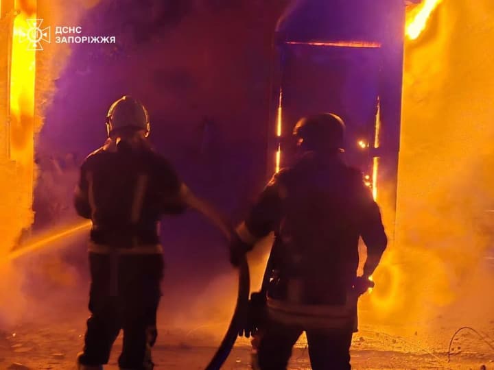 россия ударила по Запорожью: возник масштабный пожар (фото)