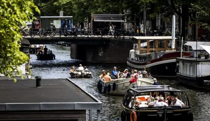 Amsterdam bans boats with internal combustion engines on the canals