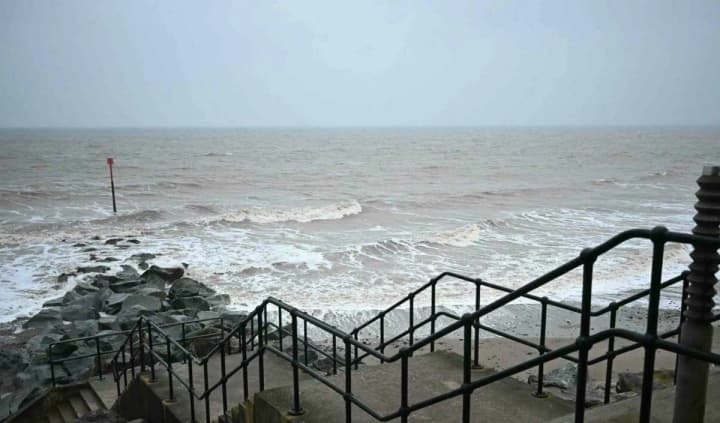 Ship collision in the North Sea: fire continues to rage, search for crew member suspended